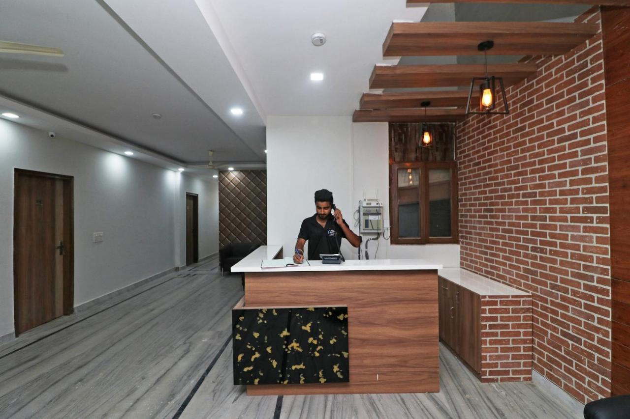 Hotel Super Capital O Esscon House Near Payal Cinema à Gurgaon Extérieur photo