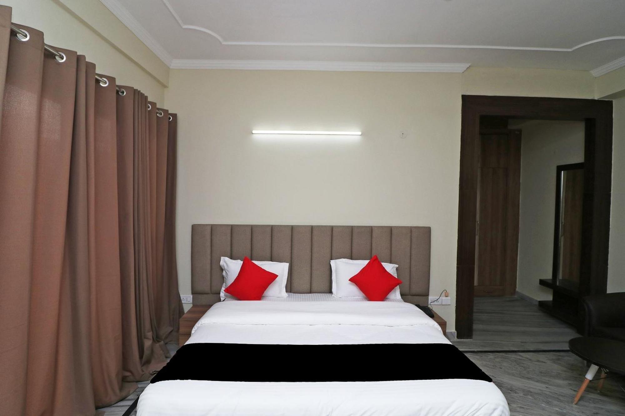 Hotel Super Capital O Esscon House Near Payal Cinema à Gurgaon Extérieur photo
