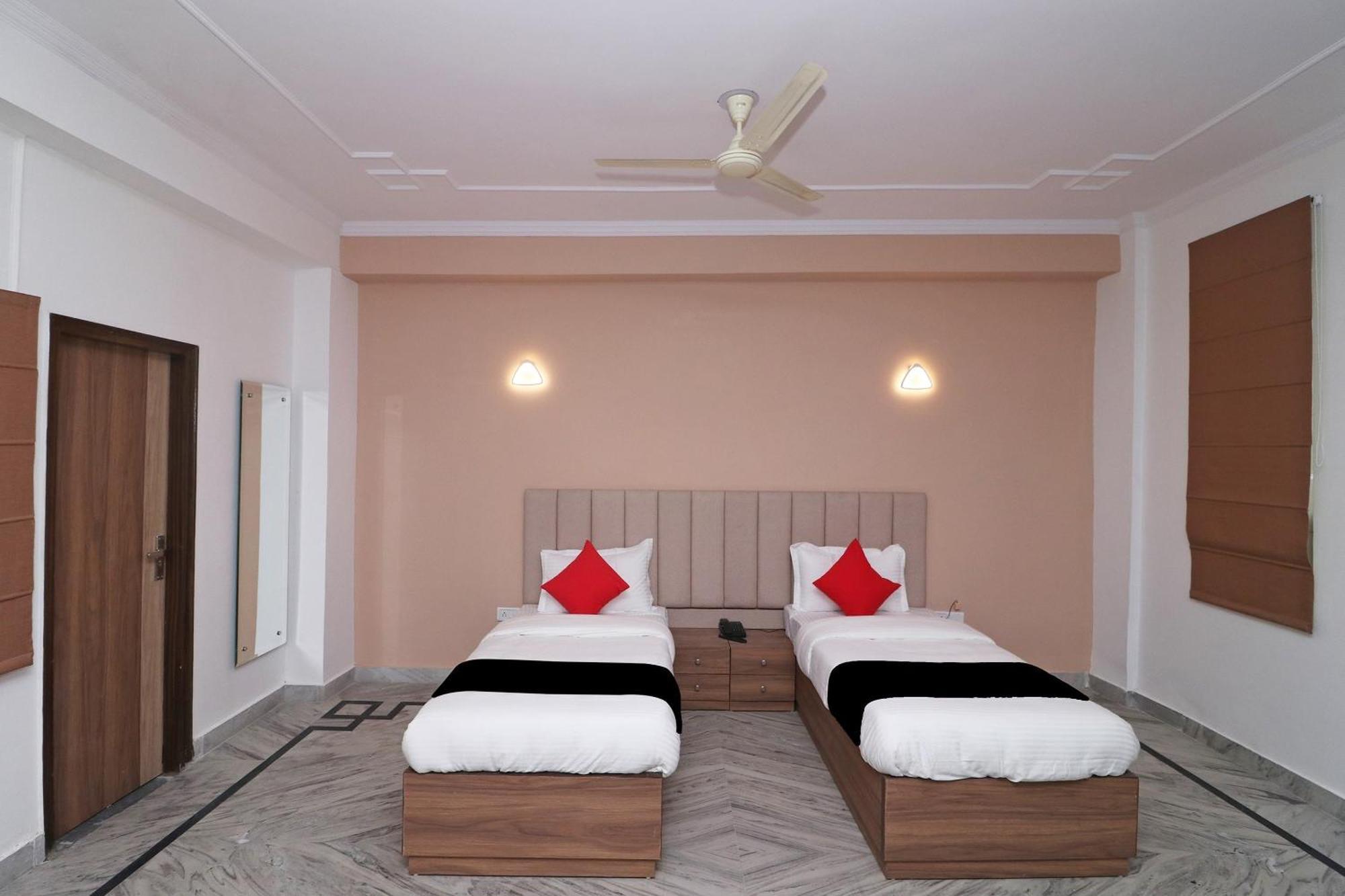 Hotel Super Capital O Esscon House Near Payal Cinema à Gurgaon Extérieur photo