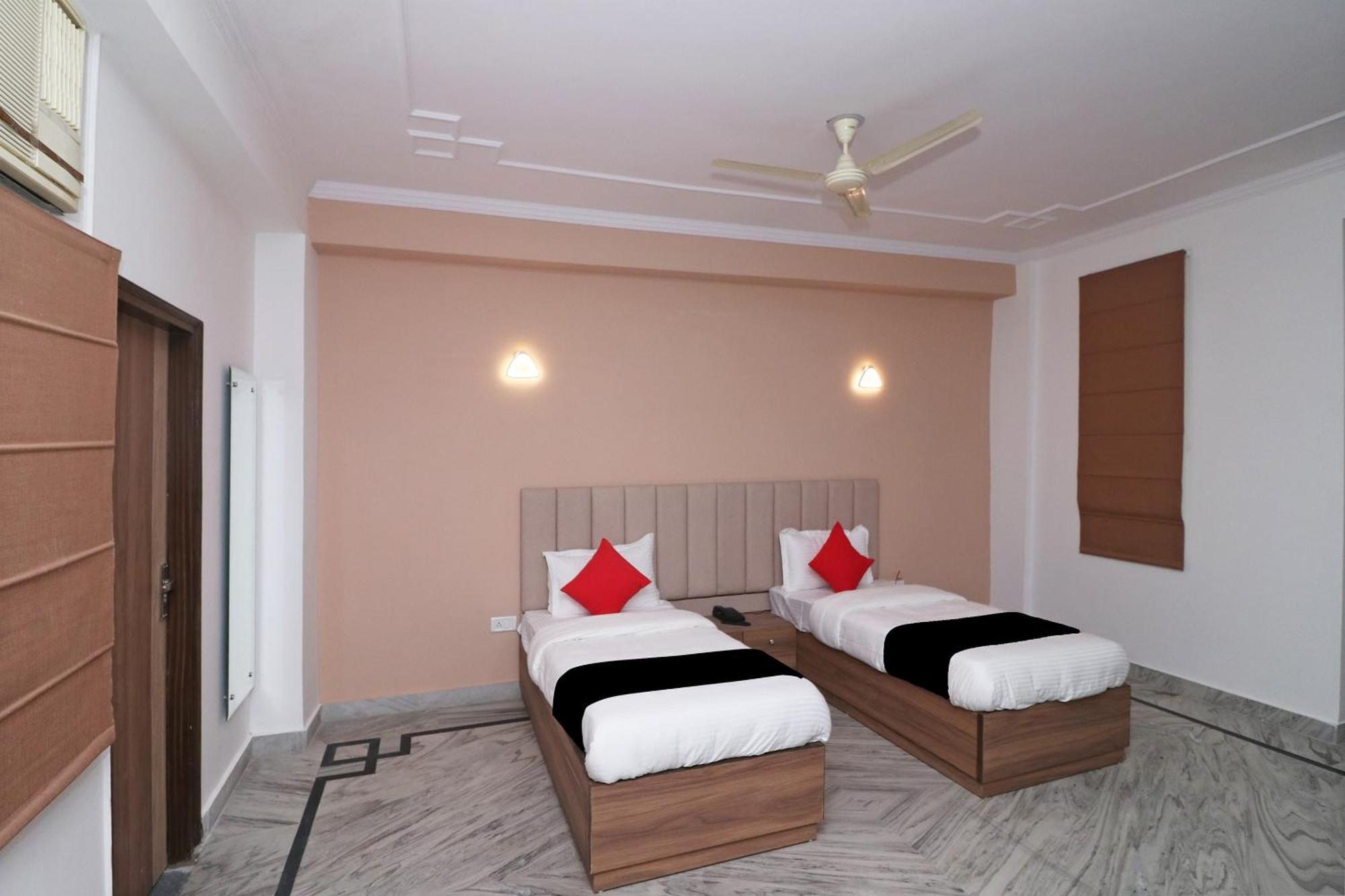 Hotel Super Capital O Esscon House Near Payal Cinema à Gurgaon Extérieur photo