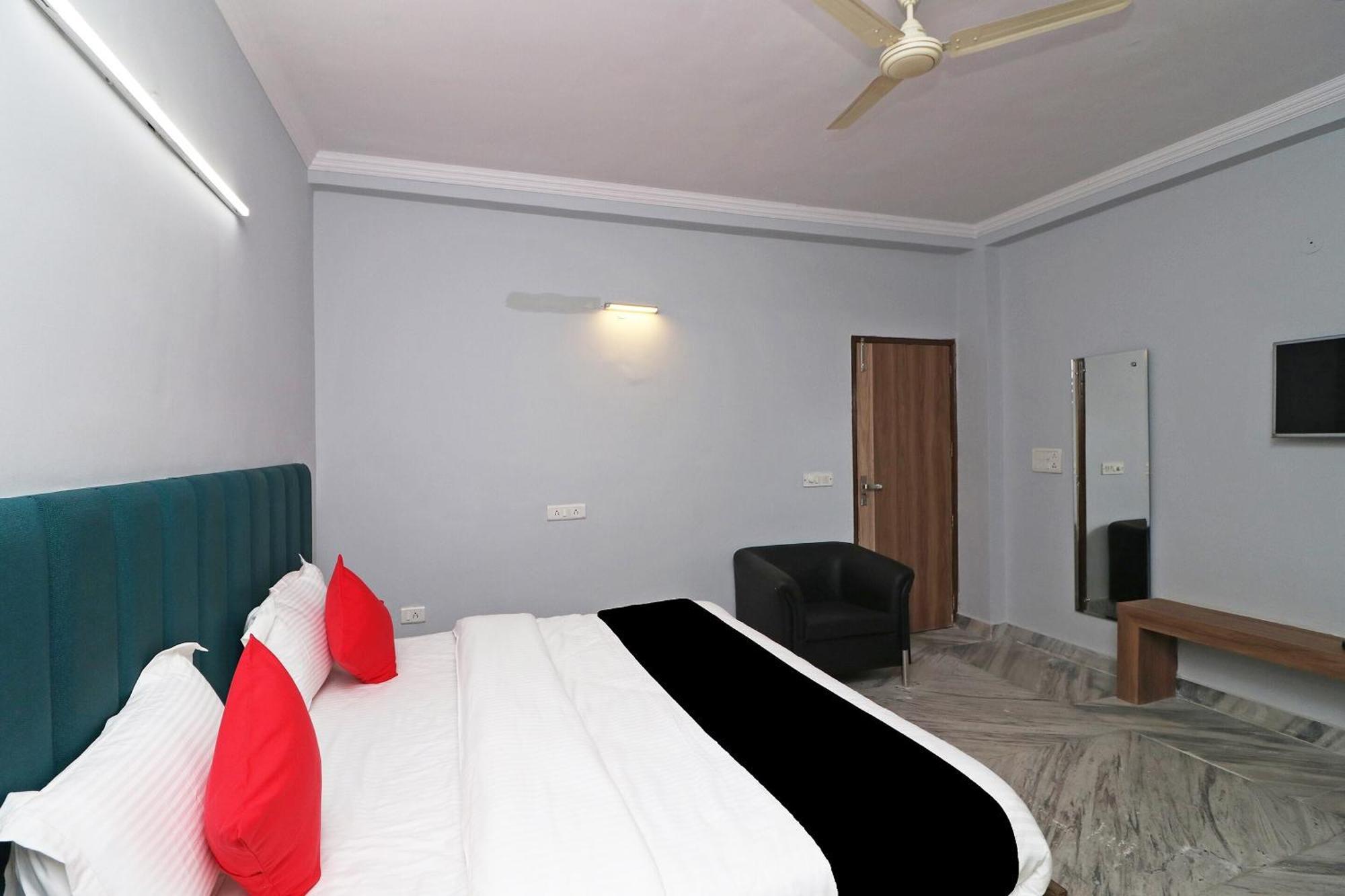 Hotel Super Capital O Esscon House Near Payal Cinema à Gurgaon Extérieur photo