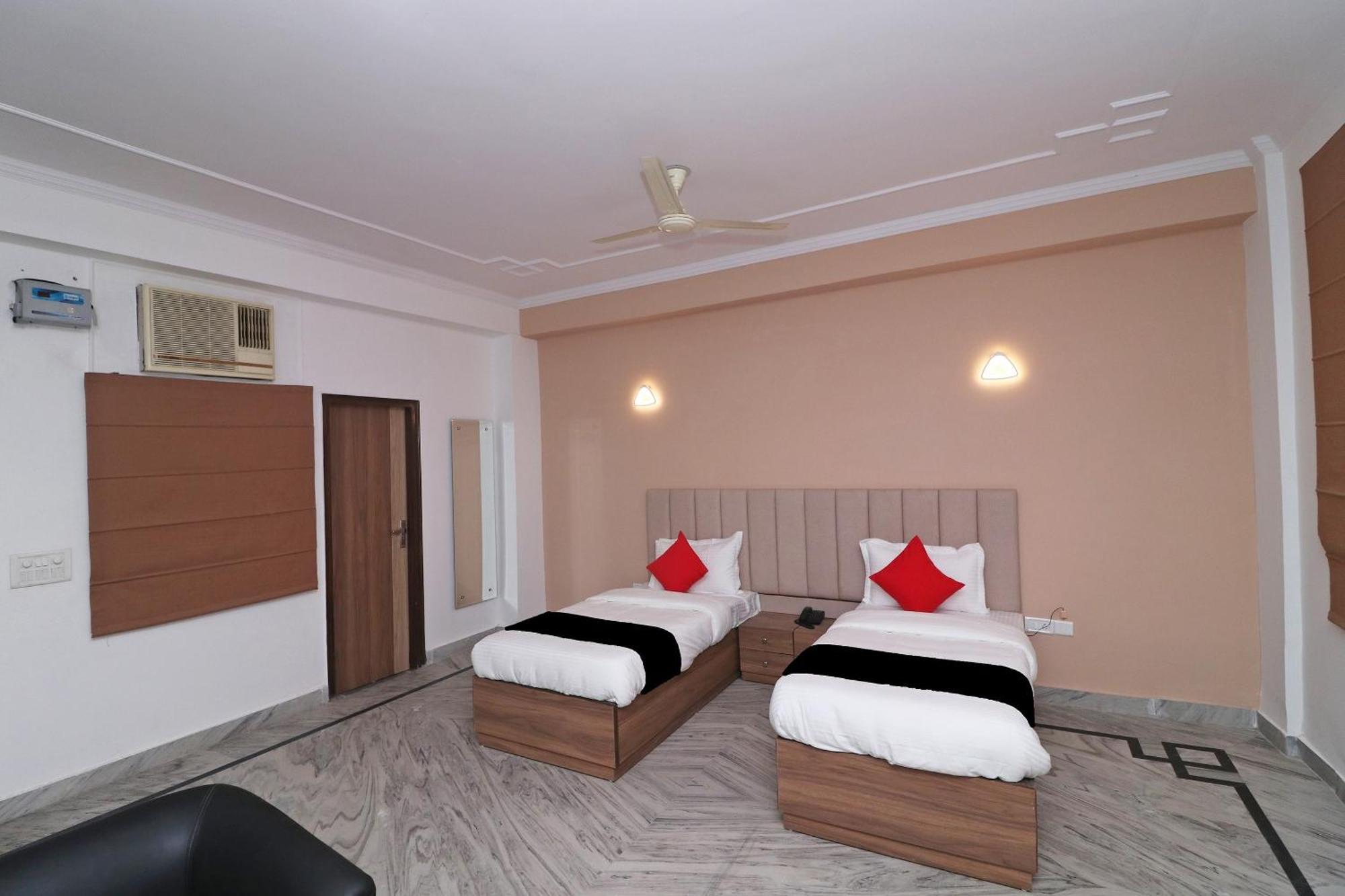 Hotel Super Capital O Esscon House Near Payal Cinema à Gurgaon Extérieur photo