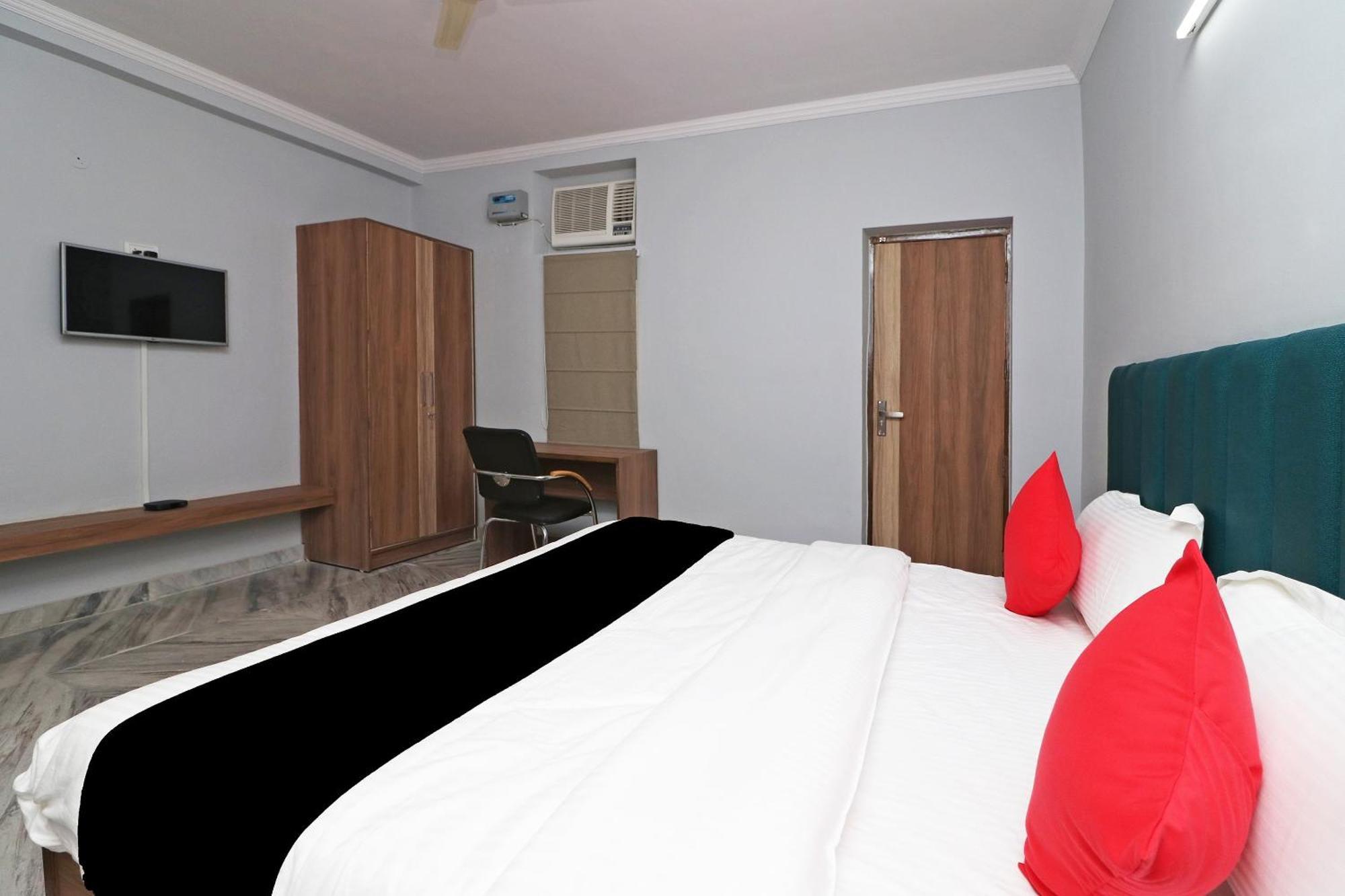 Hotel Super Capital O Esscon House Near Payal Cinema à Gurgaon Extérieur photo